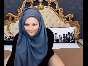 Teaser thick girl with hijab shaking fat ass