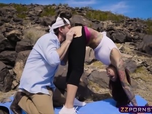 Sporty chick in ripped yoga pants gets fucked outdoors