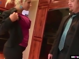 Special agent Sammie Spades lures her colleague and sucks his delicious cock
