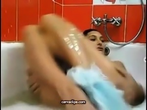 Amateur brunette using her entire hand to masturbate