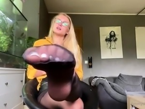 Nerdy blonde in pantyhose shows off her wonderful feet
