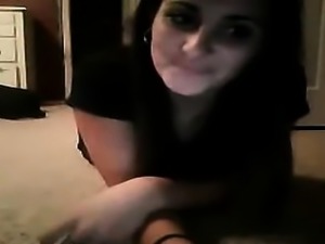 Amateur teen masturbates on webcam