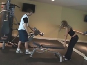 Sporty chick met her new fucker in the gym