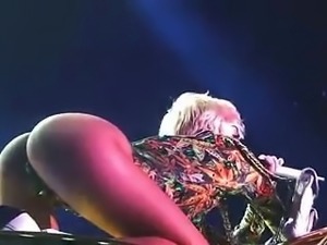 Miley Cyrus shaking her pussy & ass (erotic live show)