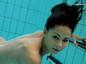 Brunette with nice ass shading bikini then diving underwater