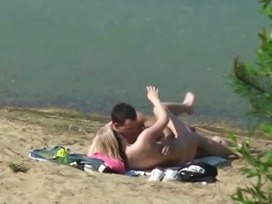 Amateur couple did not give a fuck and enjoyed outdoor sex on the beach