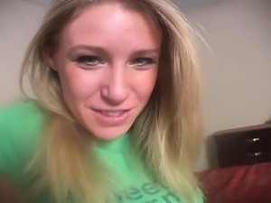 amateur suddenlyholly flashing ass on live webcam
