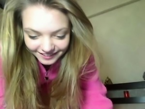 Young amateur teen masturbate in front of her webcam